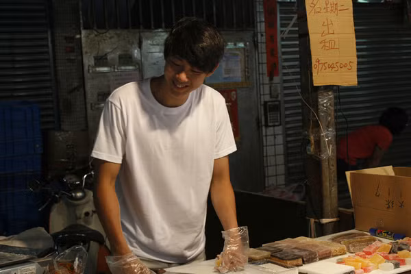 Chàng trai trẻ bán bánh trong chợ gây chú ý nhờ khuôn mặt bảnh trai, thân hình lực lưỡng và dáng người cao, chuẩn như người mẫu. Đặc biệt, nụ cười bẽn lẽn của anh chàng khi phát hiện có người chụp hình trộm khiến các cô nàng như "chết lịm".