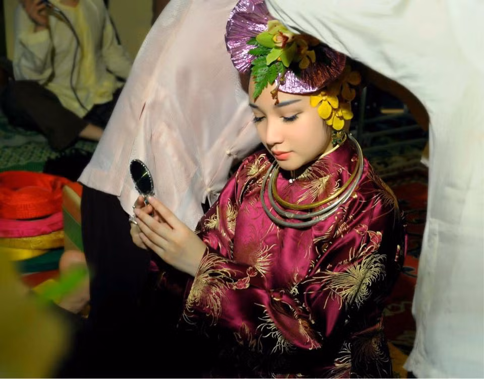 Khác với Lục Anh, Dương My bắt đầu làm cô đồng từ năm 18 tuổi, từ đó cô đã được khá nhiều người ở Hà Nội, các tỉnh thành khác biết đến thông qua hoạt động tín ngưỡng này.