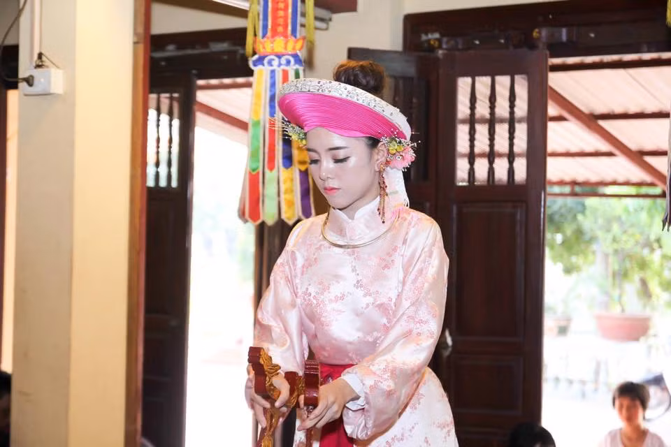 Thời điểm gần một năm trước, cô đồng Lục Anh xuất hiện trên mạng Việt với nickname Na Bé. Cô gái quê Hải Dương lúc đó thường bị dân mạng châm biếm khi có phong cách trang điểm kỳ lạ. Thậm chí một số người còn gọi cô với biệt danh "hot girl trang điểm như hề".