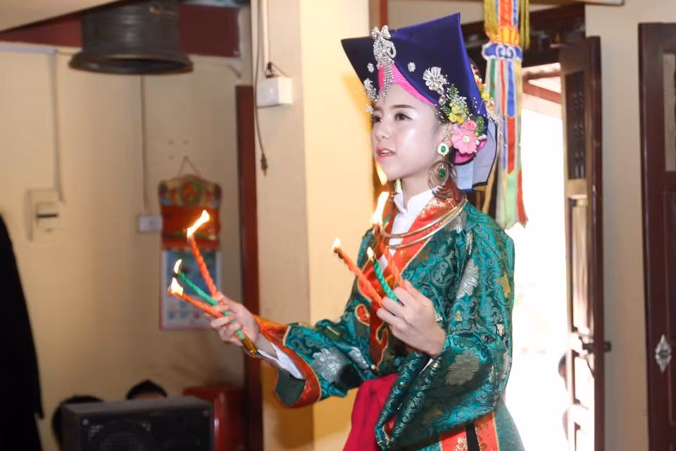  Cô đồng 9X xinh đẹp Lục Anh mới đây gây nhiều chú ý với loạt hình ảnh chụp trong lúc đang làm lễ. Khuôn mặt trắng trẻo, xinh xắn và những đường nét thanh tú khiến cô đồng trẻ tuổi trở thành chủ đề bàn tán của nhiều bạn trẻ.