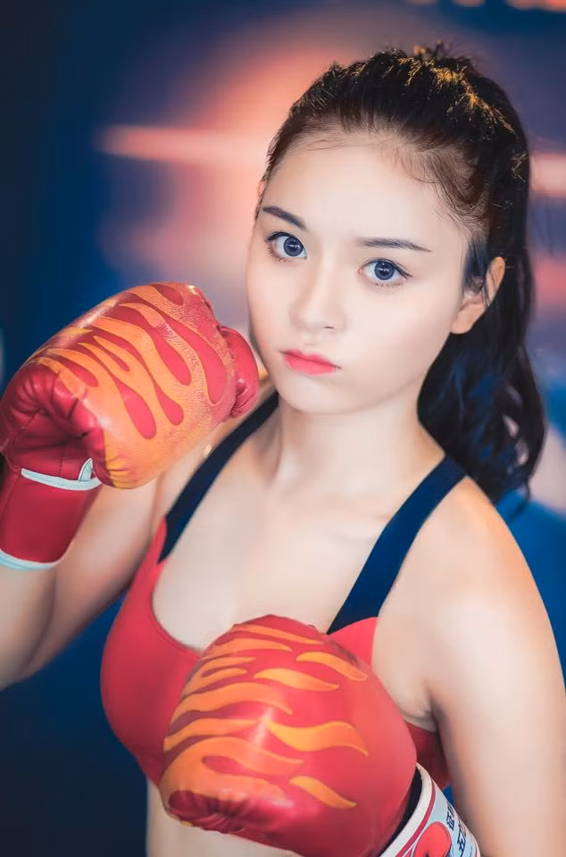 Hiện tại đã được gọi là người đẹp, hot girl, nhưng ít ai biết, trước đây Ngọc Anh đã ở trong tình trạng thừa cân, có thân hình và khuôn mặt béo tròn, mũm mĩm. Do bị trêu chọc và muốn bản thân mình đẹp hơn, Ngọc Anh thực hiện một "công cuộc" giảm cân, tập luyện rất tích cực.