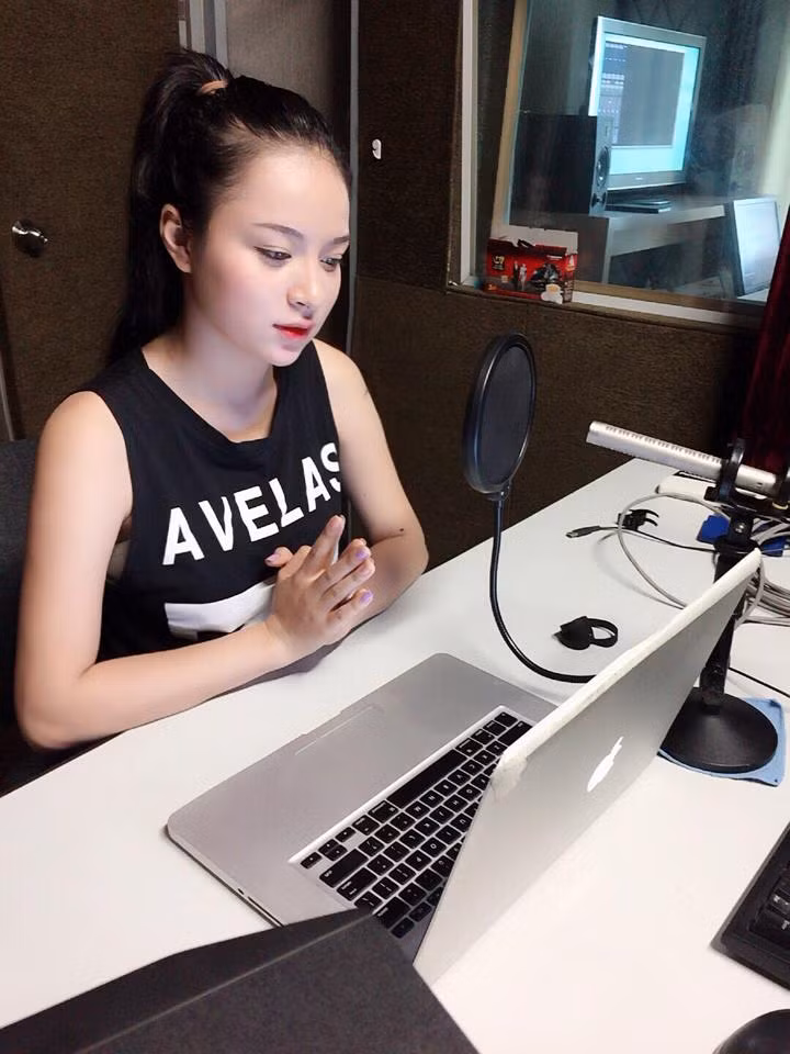 Đã có vóc dáng đẹp, được nhiều người khen ngợi, ước mơ của Ngọc Anh là được trở thành một diễn viên chuyên nghiệp và được làm việc chung với các diễn viên, các anh chị nghệ sĩ trong nghề mà cô bạn đã thần tượng từ lâu.