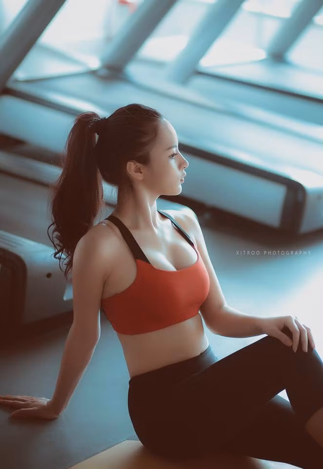 Mới đây, Ngọc Anh vừa khoe với bạn bè loạt ảnh mới chụp trong phòng tập gym, khoe vóc dáng nuột nà và được dân mạng gọi với biệt dang hot girl eo con kiến, hot girl boxing rất quyến rũ. Điều này càng khiến bạn bè của Ngọc Anh thích thú, kinh ngạc khi nhìn thấy sự thay đổi rõ rệt của cô nàng 9X.