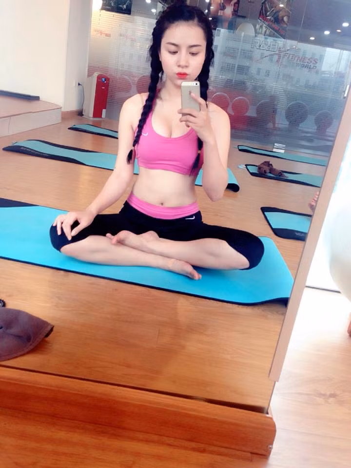 Gặp rất nhiều phiền toái vì vóc dáng không được như ý, Ngọc Anh quyết định lên kế hoạch tập luyện. Cô nàng dành thời gian 2 giờ mỗi ngày để đến phòng tập gym, tích cực chơi thể thao đặc biệt là môn boxing, cùng với việc áp dụng chế độ ăn kiêng khem kỹ lưỡng.