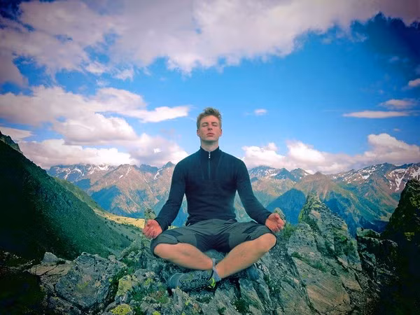 Kiểu đi phượt Hitchhiking (đi phượt kiểu quá giang) của Matts khiến rất nhiều bạn trẻ Việt tò mò và muốn giúp đỡ anh. Cộng thêm khuôn mặt bảnh trai chẳng kém gì các hot boy, anh chàng người Bỉ tạo được thiện cảm và rất nhiều khả năng sẽ hoàn thành được chuyến đi theo kế hoạch ban đầu của mình.