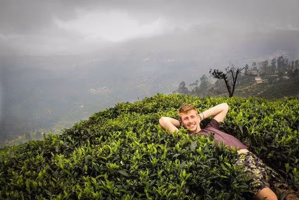  Chàng Tây đẹp trai đã nhận được rất nhiều lời đề nghị được giúp đỡ ngay bên dưới bài đăng trên diễn đàn phượt. Ngoại hình nam tính, nụ cười hiền chàng trai người Bỉ là điều giúp anh gây thiện cảm với các bạn trẻ người Việt.