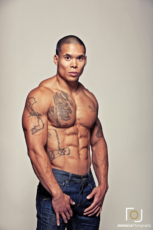 Mr. Pham tuy không có khuôn mặt của hot boy như người bạn của mình, nhưng thân hình, vẻ đẹp các múi cơ của anh cũng không hề thua kém. Hơn nữa, Mr. Pham lại có phần thông tin, kinh nghiệm về thể dục thể hình rất đáng quan tâm.