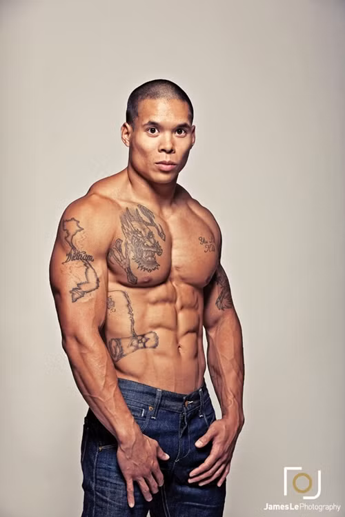 Mr. Pham tuy không có khuôn mặt của hot boy như người bạn của mình, nhưng thân hình, vẻ đẹp các múi cơ của anh cũng không hề thua kém. Hơn nữa, Mr. Pham lại có phần thông tin, kinh nghiệm về thể dục thể hình rất đáng quan tâm.