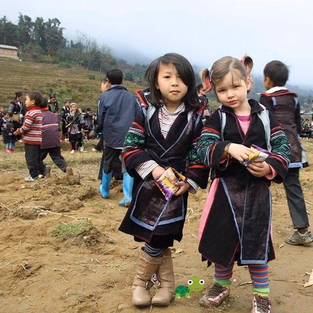 Hai bé gái người nước ngoài mặc trang phục của người dân tộc miền núi Việt Nam, lan truyền trên mạng với tên "Hai bé gái dân tộc xinh đẹp nhất Vịnh Bắc Bộ", thu hút hơn 30 nghìn lượt thích.