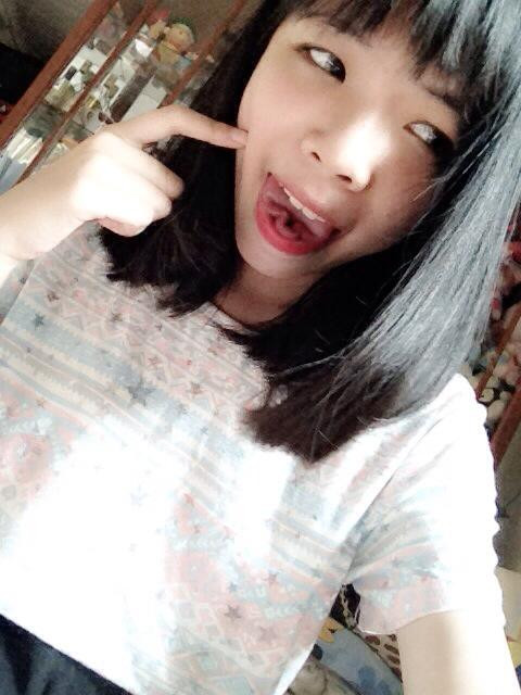 Tuần qua, thành viên trên diễn đàn Beat chia sẻ hình ảnh về một cô gái trẻ sở hữu chiếc lưỡi hoa cực dị. Theo tìm hiểu, được biết cô gái có chiếc lưỡi kỳ lạ là Trương Tú Linh, sinh năm 1999, đang là nữ sinh cấp ba tại Hà Nội. Tú Linh cho biết cô không chỉ có khả năng uốn lưỡi thành hình hoa mà còn có thể bẻ ngoặt các ngón tay thành hai hình tròn lồng vào nhau như mắt xích.