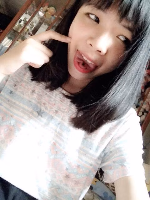 Tuần qua, thành viên trên diễn đàn Beat chia sẻ hình ảnh về một cô gái trẻ sở hữu chiếc lưỡi hoa cực dị. Theo tìm hiểu, được biết cô gái có chiếc lưỡi kỳ lạ là Trương Tú Linh, sinh năm 1999, đang là nữ sinh cấp ba tại Hà Nội. Tú Linh cho biết cô không chỉ có khả năng uốn lưỡi thành hình hoa mà còn có thể bẻ ngoặt các ngón tay thành hai hình tròn lồng vào nhau như mắt xích.