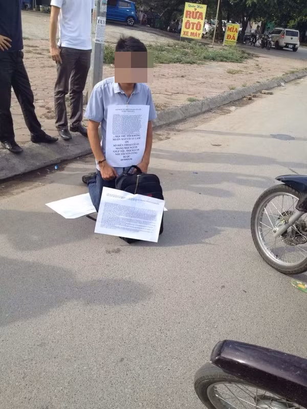 Bị người yêu "đá", một chàng trai trẻ quỳ gối trước cổng Công viên Dịch Vọng, Cầu Giấy, Hà Nội, mang theo những mảnh giấy kể lại chuyện tình ngang trái gây xôn xao mạng Việt tuần qua. Được biết, chàng trai trẻ này muốn nhờ ai đó gọi điện cho bạn gái để giúp anh bày tỏ được nỗi lòng và níu kéo tình yêu. Hành động thể hiện sự yếu đuối trên khiến chàng trai bị rất nhiều người ném đá và chê bai.