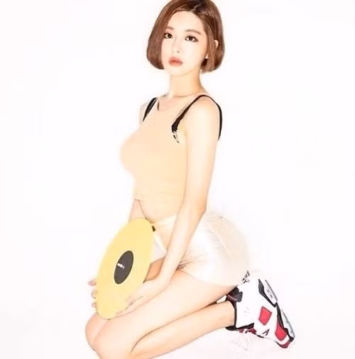 Chỉ ở lại Việt Nam một ngày, phải trở về Hàn Quốc ngay sau buổi biểu diễn, DJ Soda cũng bày tỏ chút nuối tiếc của mình khi chưa thể làm những việc cô mong muốn tại Việt Nam.