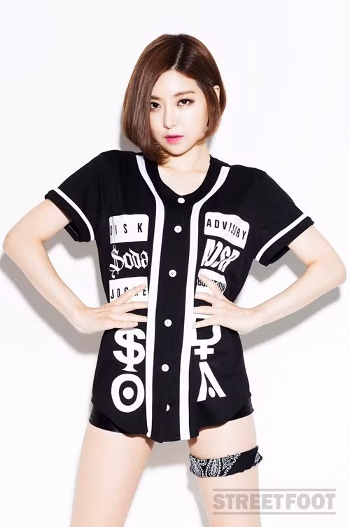 Xinh đẹp, gợi cảm và có cá tính hấp dẫn nhiều fan Việt, DJ Soda nổi tiếng trên cộng đồng mạng Việt Nam thông qua nhiều clip biểu diễn, vừa chơi nhạc vừa nhảy múa rất đáng yêu. Tuy nhiên, trong lần sang Việt Nam này, Soda cho biết sẽ cố gắng sử dụng âm nhạc để thể hiện bản thân mình, gây ấn tượng bằng âm nhạc để tạo thêm một sức hút khác ngoài ngoại hình của cô.