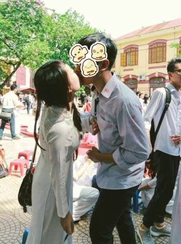 Nhìn cảnh tượng những cô, cậu học trò trong bộ đồng phục, áo dài trắng "mi nhau" say đắm giữa sân trường, dư luận, cư dân mạng bộc lộ rất nhiều quan điểm, cảm xúc khác nhau. Một bộ phận người cho đây là cách thể hiện tình cảm hết sức tự nhiên của tuổi học trò, đặc biệt là khi những con người ấy đã gắn bó, thân thiết với nhau trong nhiều năm và thứ tình cảm họ trao nhau là đáng trân trọng.