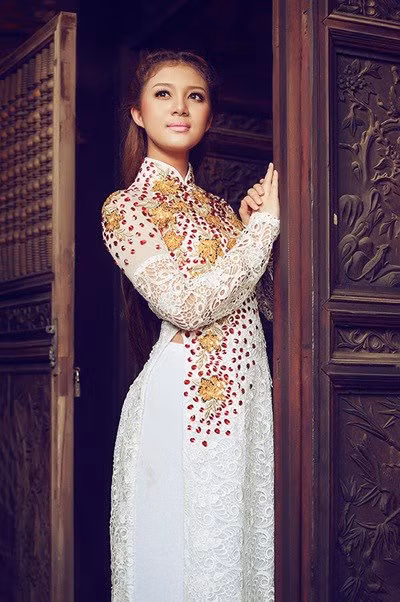 Theo tìm hiểu, sau khi giành danh hiệu vào năm 2010, hoa hậu xinh đẹp Bích Trâm hiện làm việc trong vai trò một diễn viên, người mẫu. Bức ảnh gái xinh hóa bà già nhăn nheo thực chất là một trò vui của Bích Trâm trong lúc đi đóng phim.