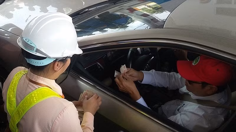 Nhưng ít ai để ý, giữa những nóng bỏng, ồn ã của tranh cãi, thậm chí nặng lời về chuyện không chịu mua vé qua trạm, đặt trạm sai vị trí, giữa những ngột ngạt của nắng nóng, của mồ hôi nhễ nhại là thái độ mềm mỏng và kèm theo đó là những nụ cười của những cô gái, chàng trai làm nhiệm vụ bán vé thu phí, điều độ hướng dẫn xe.