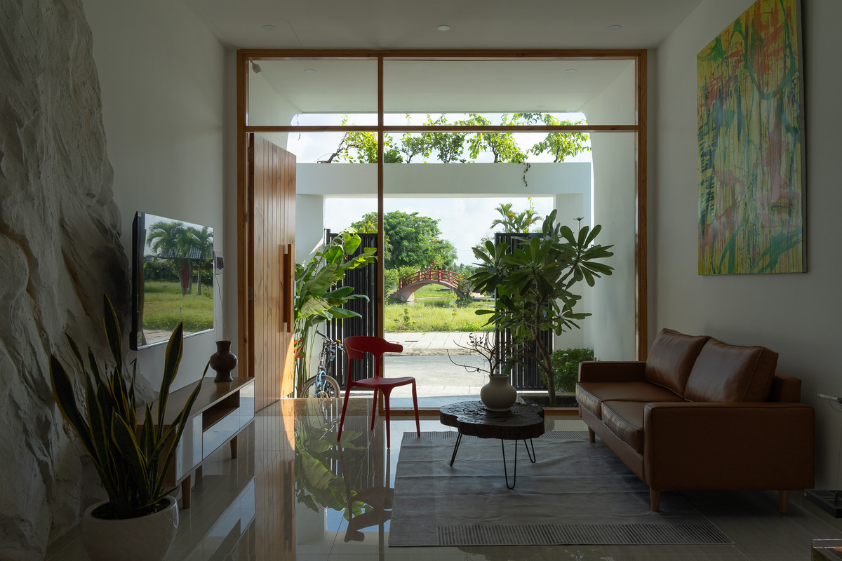 Kiến trúc sư thiết kế ngôi nhà hai mặt tiền này có phòng khách và khu bếp được thiết kế hiện đại.