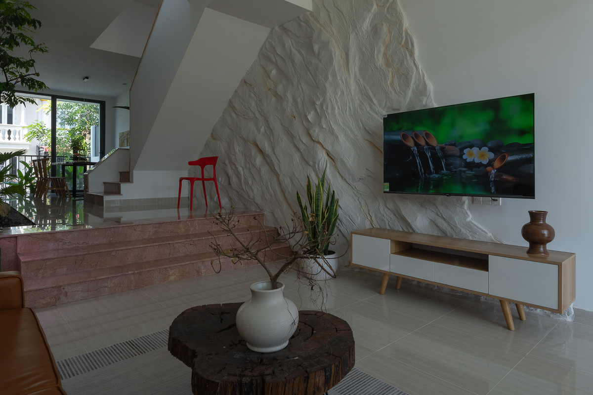 Điểm nhấn nghệ thuật chính là những phù điêu đắp nổi bằng xi măng, tạo nên nét chấm phá độc đáo cho ngôi nhà hai mặt tiền.