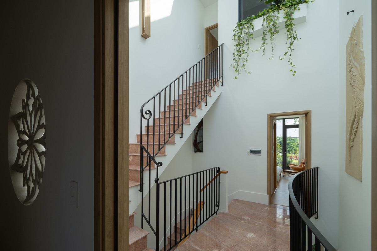 Sự bố trí thông minh này vừa tối ưu không gian vừa nâng cao tính thẩm mỹ cho tổng thể kiến trúc.