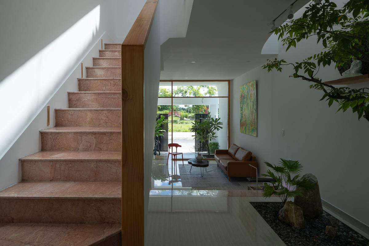 Những luồng sáng tự nhiên giúp không gian luôn thoáng đãng và tươi mới.