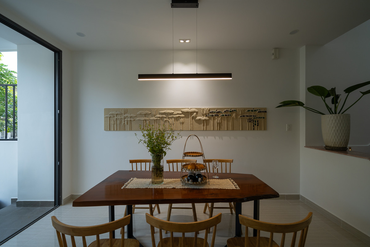 Sự giao thoa hài hòa giữa phong cách hiện đại và cổ điển được thể hiện qua từng chi tiết tinh xảo như bức phù điêu bằng xi măng.