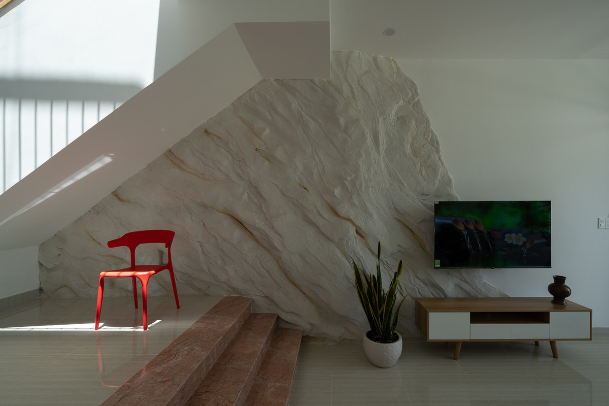 Bên trong ngôi nhà đón nhận trọn vẹn những tia nắng ban mai và luồng gió mát lành, đem lại sự thoáng đãng cho không gian nội thất.