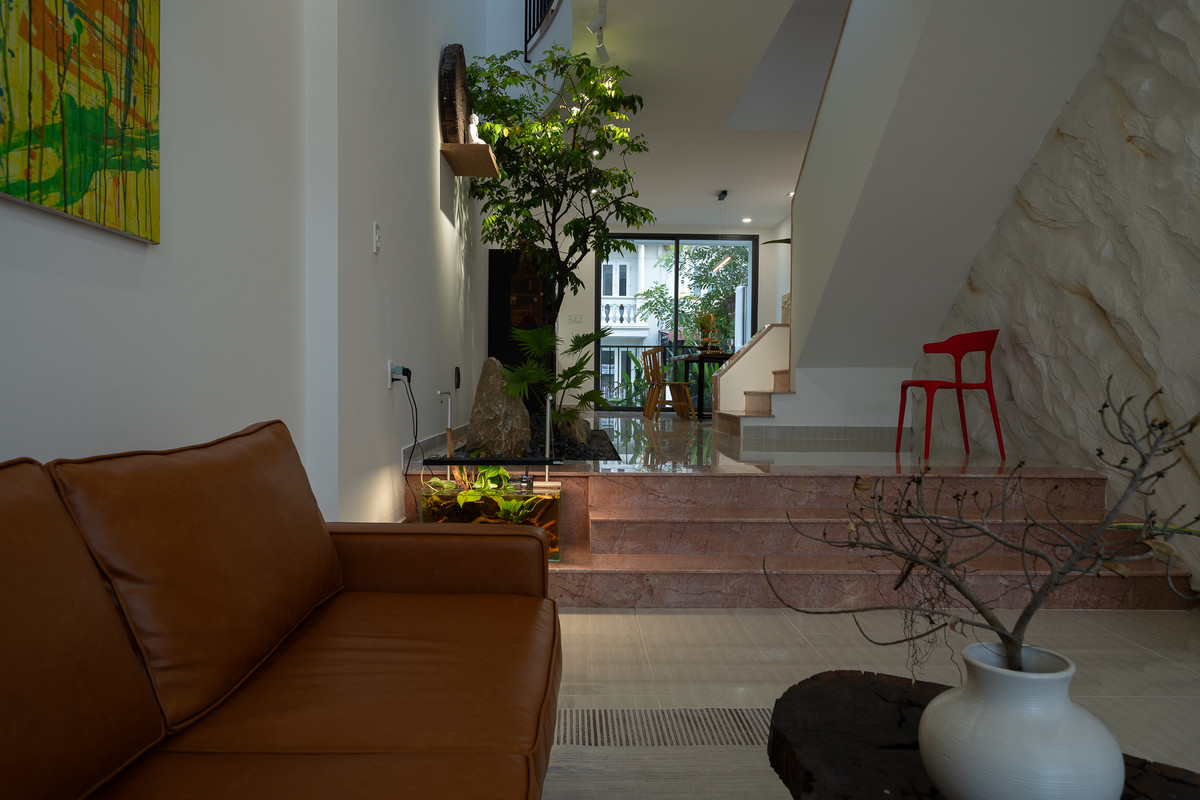 Điểm nhấn độc đáo là giếng trời đặt tại trung tâm ngôi nhà.