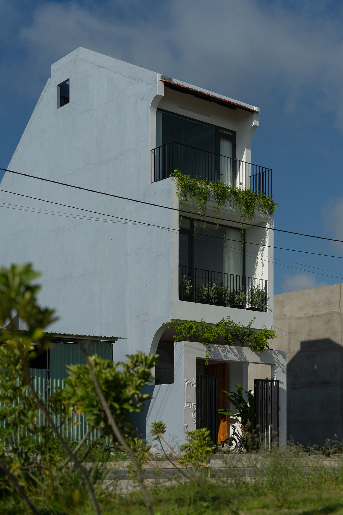 Với lợi thế sở hữu hai mặt tiền của ngôi nhà, kiến trúc sư Dat Tran Architect đã mang đến một không gian sống yên bình và giao hòa với thiên nhiên.