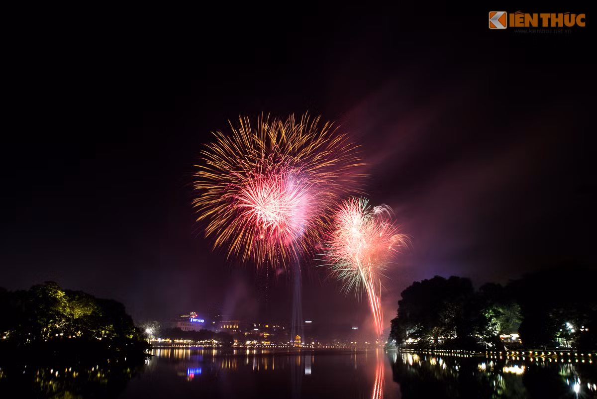 Anh phao hoa ruc sang bau troi Ha Noi, TP HCM dem giao thua-Hinh-2