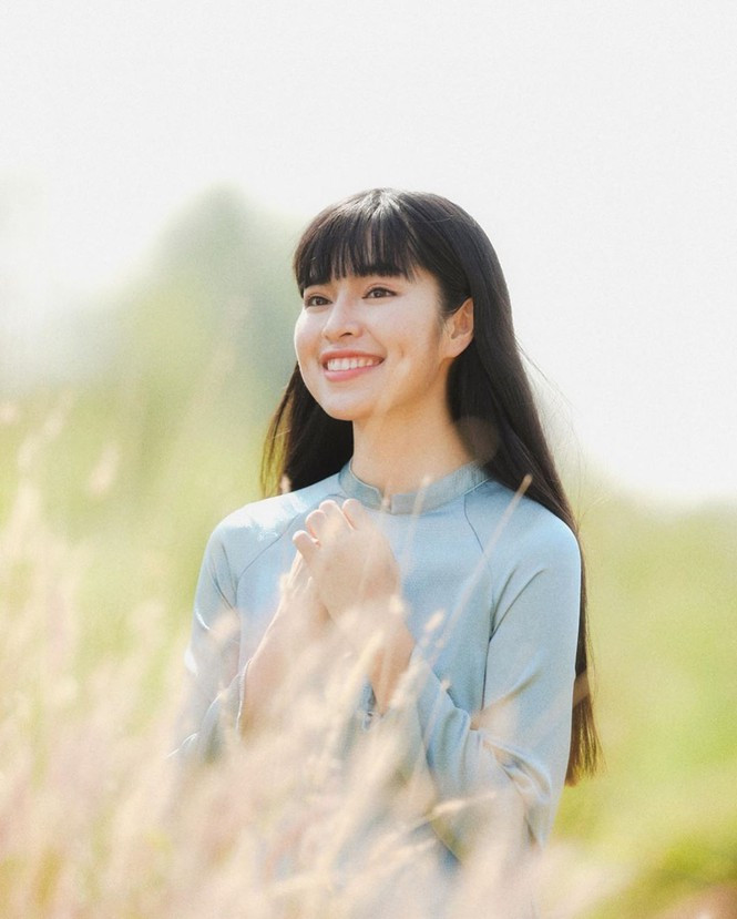 "Trà Long" Đỗ Khánh Vân mặc áo dài xanh trong trẻo nền nã.