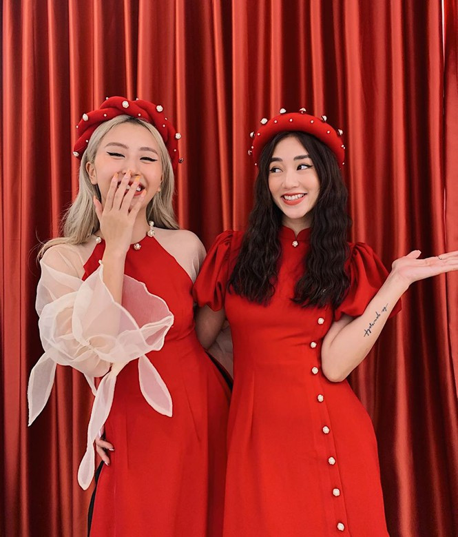 Quỳnh Anh Shyn cùng cô bạn thân Salim Hoàng Ngân diện áo dài đỏ cách tân mừng năm mới.
