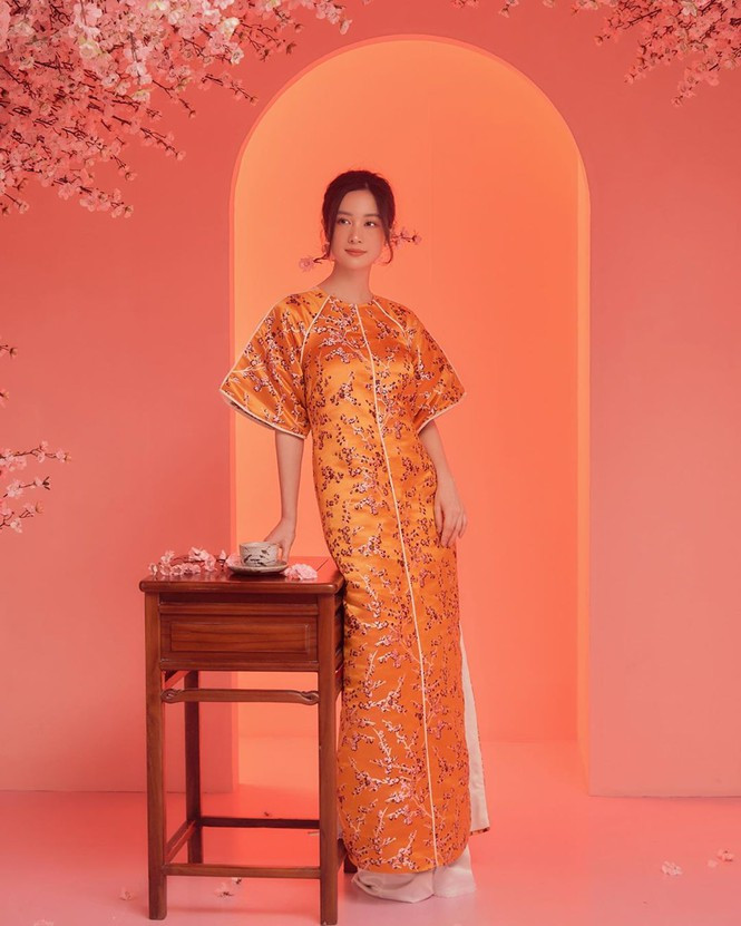 Người đẹp 24 tuổi xinh đẹp duyên dáng trong tà áo dài xuân.