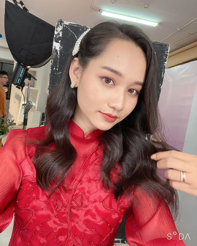 Nữ diễn viên trẻ Trúc Anh diện áo dài đỏ khoe sắc trong một buổi chụp hình xuân. Cô đã có một năm đáng nhớ với vai diễn Hà Lan đình đám trong phim "Mắt Biếc".