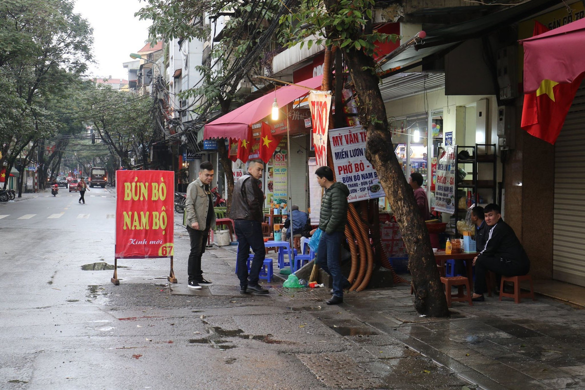 Sáng mùng 3 Tết (27/1/2020), nhiều hàng quán ăn tại Hà Nội đã mở cửa, trong đó nhiều nhất là các hàng bún ốc, bún riêu cua.