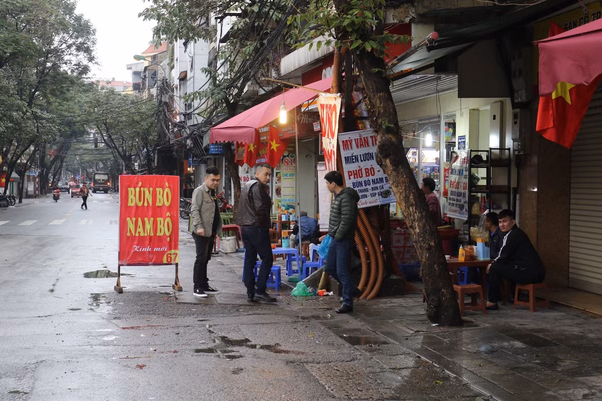 Sáng mùng 3 Tết (27/1/2020), nhiều hàng quán ăn tại Hà Nội đã mở cửa, trong đó nhiều nhất là các hàng bún ốc, bún riêu cua.
