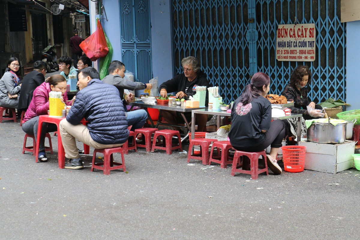 Cụ thể, chị Hà (chủ quán bún ốc đối diện Văn Miếu - Quốc Tử Giám) cho biết: "Ngày Tết việc lên giá là không tránh khỏi. Có người còn hỏi tôi sao không tăng lên 60.000 đồng cho chẵn tiền, thay vì thu 55.000 đồng, nhưng tăng thế thì nhiều quá".