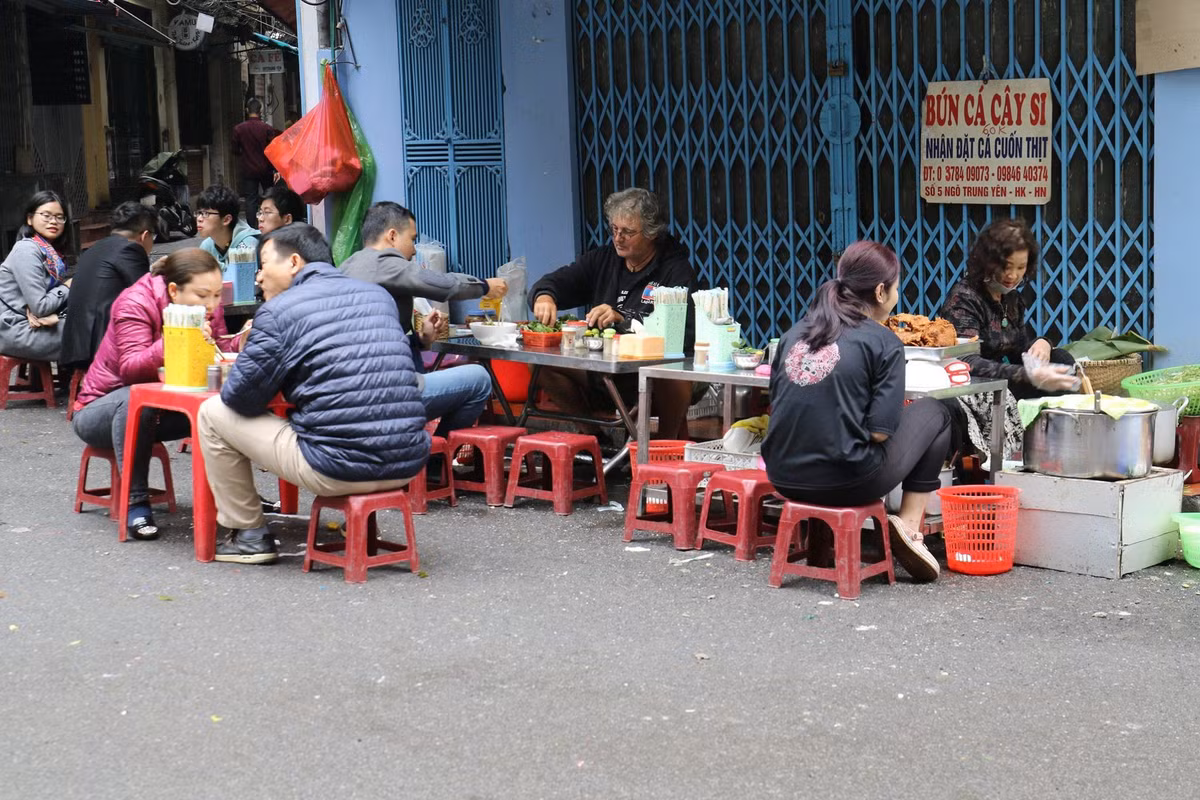 Cụ thể, chị Hà (chủ quán bún ốc đối diện Văn Miếu - Quốc Tử Giám) cho biết: "Ngày Tết việc lên giá là không tránh khỏi. Có người còn hỏi tôi sao không tăng lên 60.000 đồng cho chẵn tiền, thay vì thu 55.000 đồng, nhưng tăng thế thì nhiều quá".
