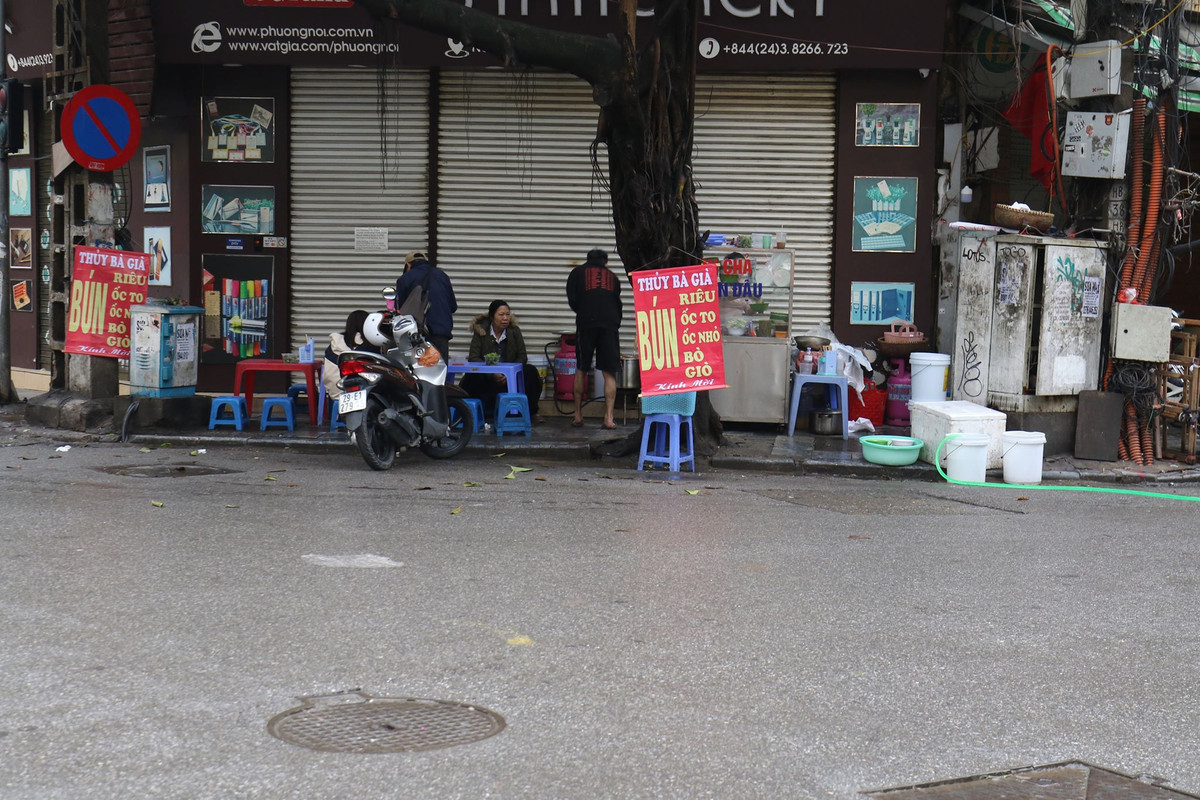 Cụ thể, thay vì mức 30.000 - 35.000 đồng một bát như ngày thường, hôm nay chủ quán thu 55.000 đồng một bán bún ốc, đắt gần gấp đôi ngày thường.