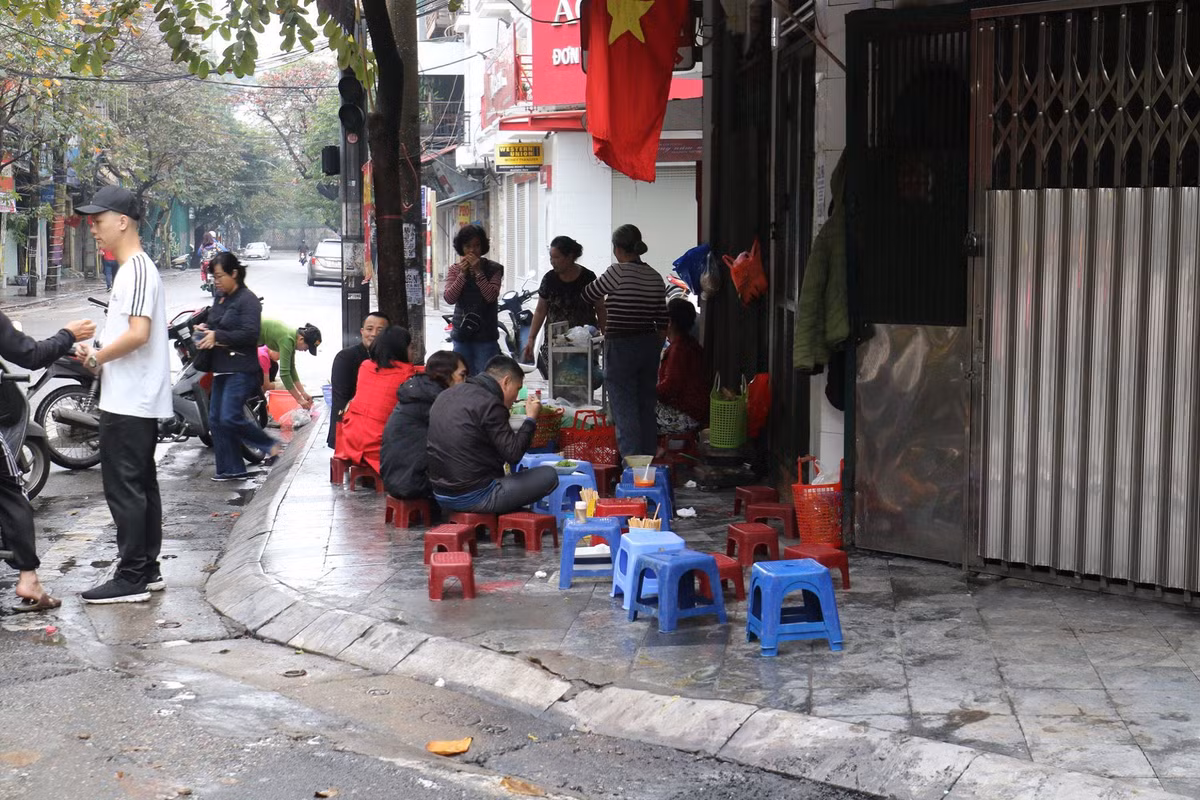 Cũng giống như mọi năm, việc mở hàng dịp Tết nên gia cả của các hàng bún có tăng mạnh.