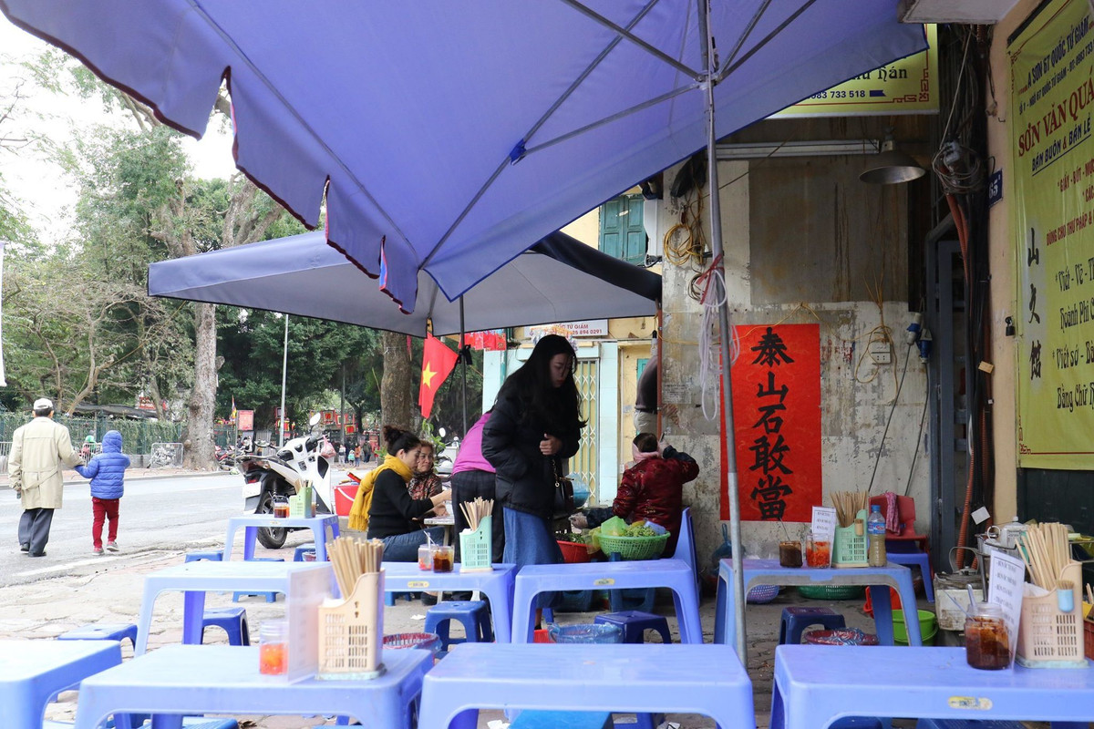 Cũng theo chị chủ quán cho biết, quán mở tử mùng 2 Tết, lượng khách tới ăn cũng tương đối đông, nhưng theo kinh nghiệm bán hàng lâu năm thì phải từ mùng 3, khách mới nườm nượp, gấp 4-5 lần ngày thường.