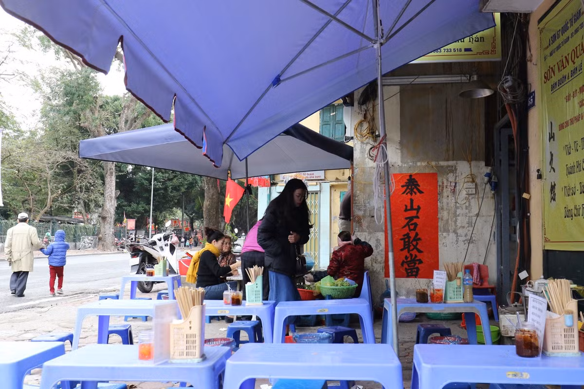 Cũng theo chị chủ quán cho biết, quán mở tử mùng 2 Tết, lượng khách tới ăn cũng tương đối đông, nhưng theo kinh nghiệm bán hàng lâu năm thì phải từ mùng 3, khách mới nườm nượp, gấp 4-5 lần ngày thường.