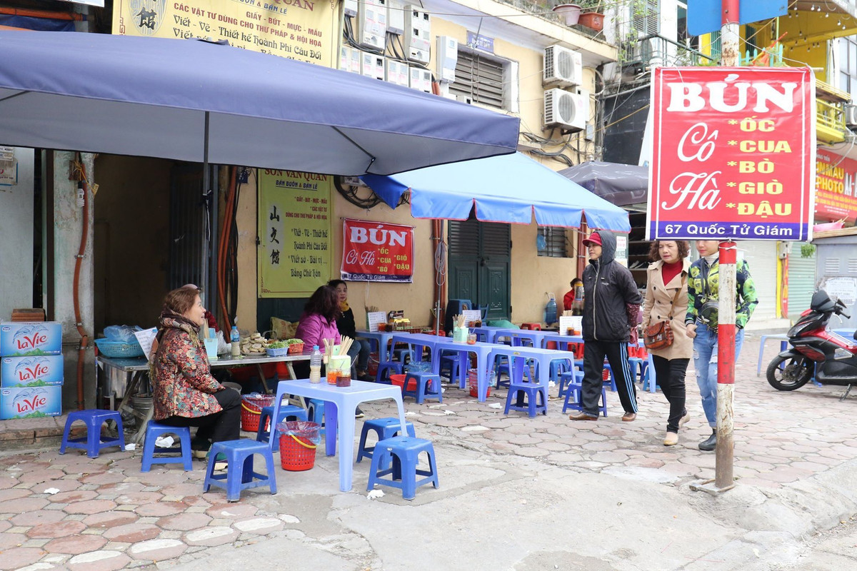 Không riêng món bún riêu, ốc hay cá, một số quán phở gà, bò mở hàng sớm ngày mùng 2 Tết cũng tăng giá lên 50.000 - 60.000 đồng một bát. Dù thế, khách tới ăn vẫn khá đông.