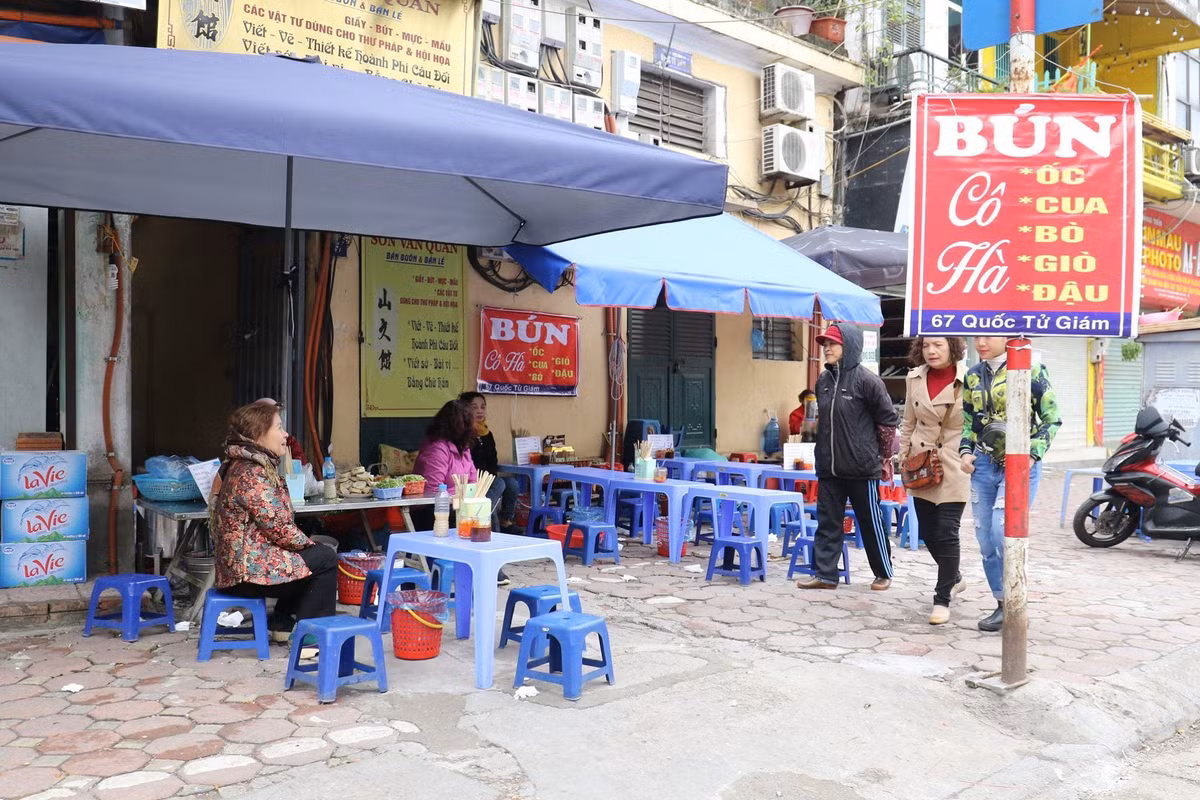 Không riêng món bún riêu, ốc hay cá, một số quán phở gà, bò mở hàng sớm ngày mùng 2 Tết cũng tăng giá lên 50.000 - 60.000 đồng một bát. Dù thế, khách tới ăn vẫn khá đông.