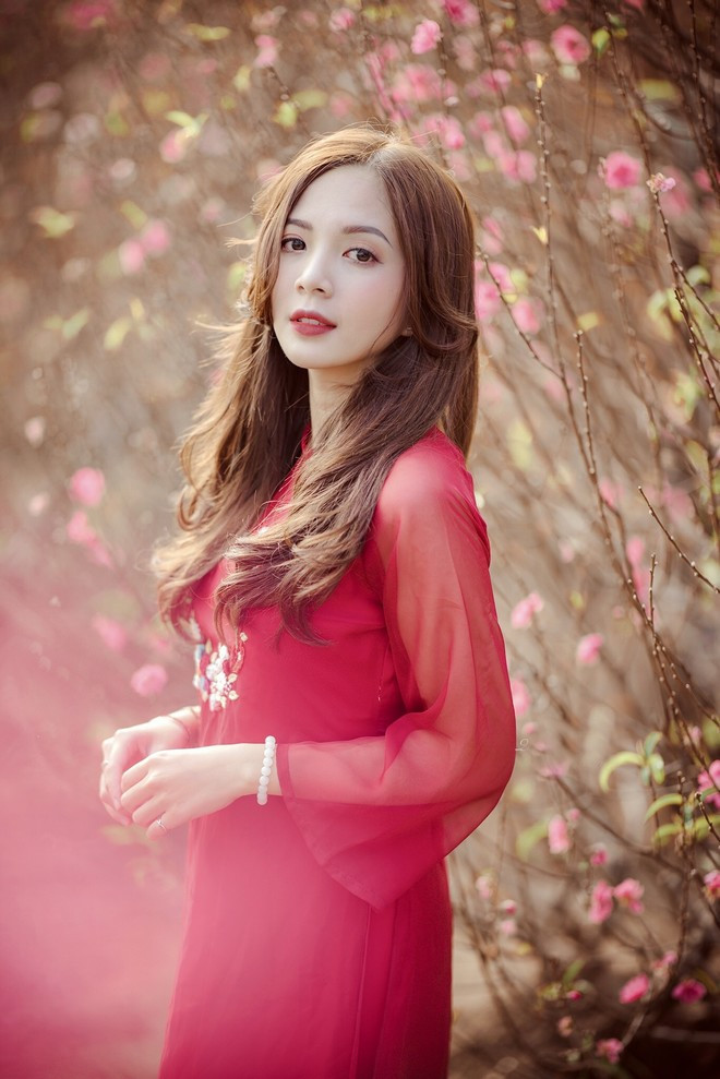 Ngọc Huyền từng tốt nghiệp khoa Tâm lý học, Đại học Sư phạm Hà Nội. Cô là một trong những nữ sinh nổi bật của ngôi trường này nhờ sở hữu gương mặt khả ái, nụ cười duyên dáng.