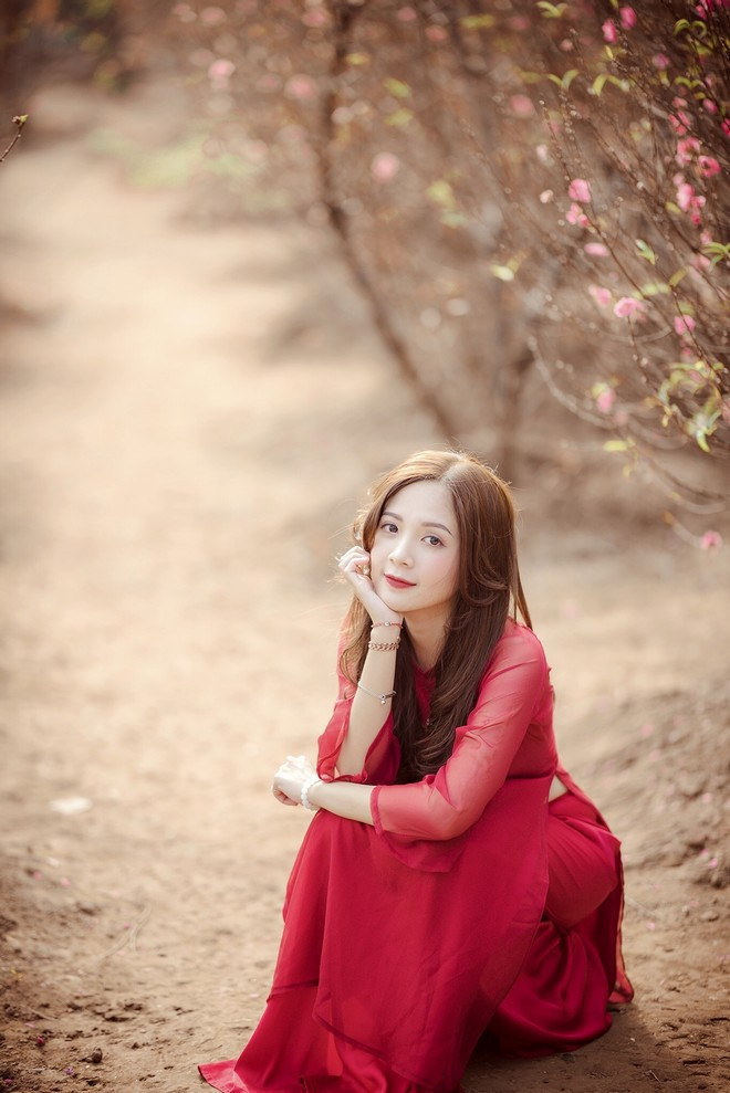 Bộ ảnh đào Tết được Ngọc Huyền chụp đúng vào ngày đầu tiên của năm mới Canh Tý tại một vườn hoa ở Âu Cơ (Tây Hồ, Hà Nội).