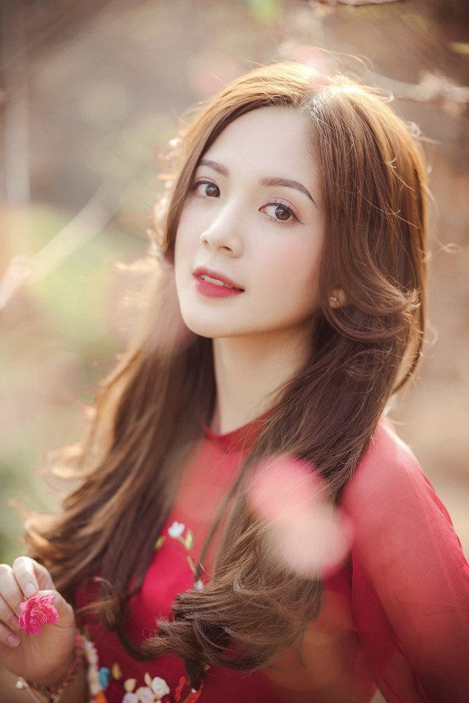 Ngọc Huyền được nhiều bạn trẻ biết đến sau bộ ảnh mặc áo đồng phục khoe vẻ ngoài thanh tú cùng nụ cười thiên thần. Cô còn được gọi với cái tên “hot girl đồng phục”.