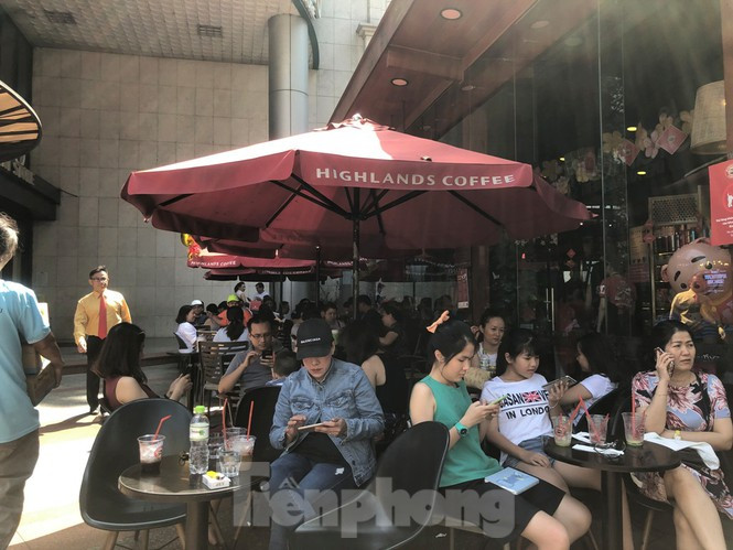 Quán cà phê phải kê thêm bàn ra bên ngoài để đủ chỗ cho khách.