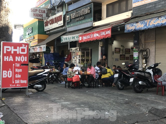 Chi sẻ về chuyện tăng giá dịp tết, cô Hòa (chủ hàng ăn ở Q.1) tâm sự: "Thật ra khách rất thông cảm khi mình xin phép tăng giá. Bởi họ biết tết thì cái gì cũng tăng giá, không ai phàn nàn gì cả. Dịp tết khách chi tiêu thoáng hơn, thậm chí chấp nhận mọi giá để được phục vụ như VIP".