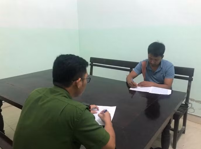  Thanh niên trộm xe máy rồi nhắn tin đòi tiền chuộc: Trần Viết Bình An (SN 1992) đã trộm chiếc xe máy của anh N.T.H (trú phường Hòa Thuận Tây, quận Hải Châu, Đà Nẵng) rồi sau đó, An nhắn tin cho nạn nhân chuộc lại xe với giá 9 triệu đồng. Khi đối tượng đang nhận tiền từ anh H., công an có mặt bắt giữ. Ngày 23/11, Công an phường Hòa Cường Bắc cho biết, đơn vị đã chuyển hồ sơ vụ trộm xe máy cho công an quận Hải Châu tiếp tục xử lý theo thẩm quyền. 